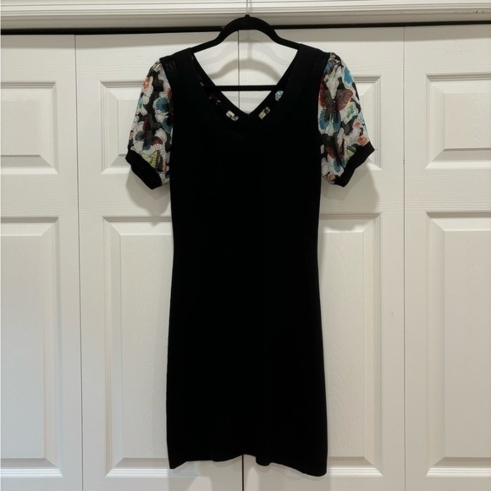 NWOT Yuka Paris body con dress‎ women’s size 4 to 6. It gives a vintage vibe.